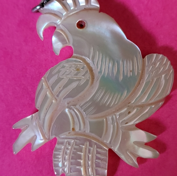 Set of 2 Vtg Carved Mother of Pearl Cockatoo Earrings Sm Pendants Bird Beach - Picture 2 of 5